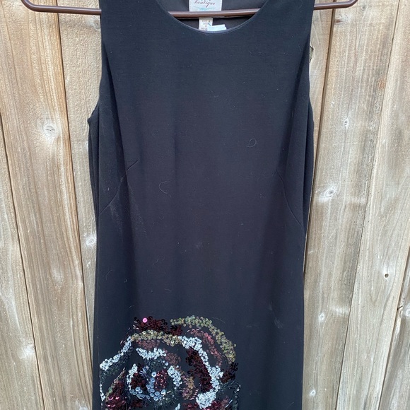 Fine Knit Dress with Sequined Asian Adornment - Picture 4 of 5